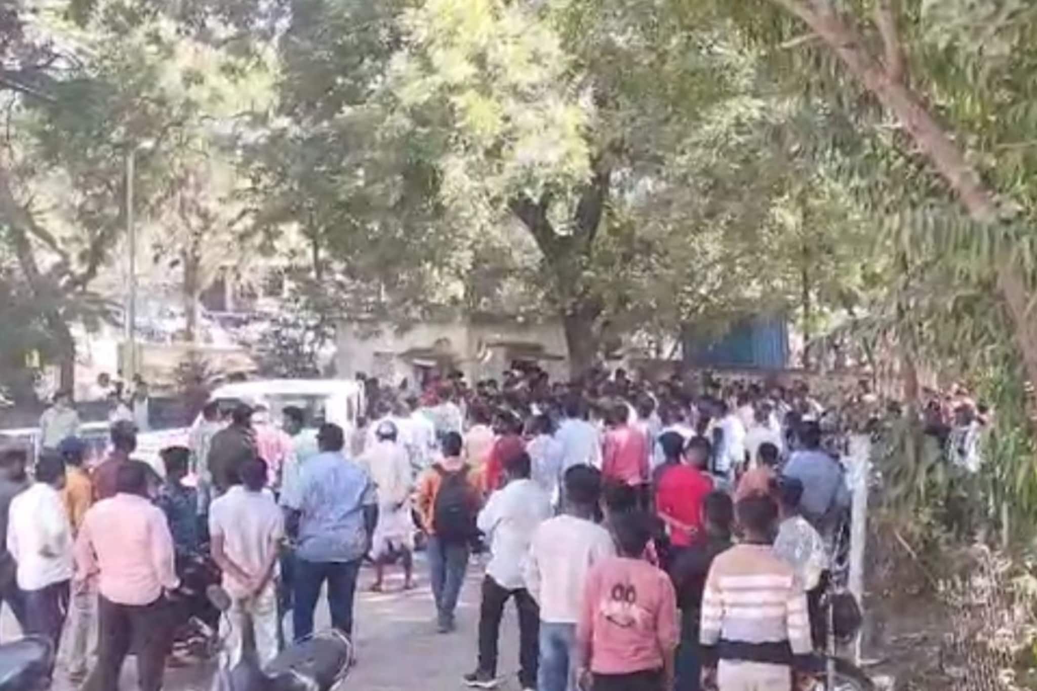 कच घ्यायला ट्रॅक्टरमधून निघाले, रस्त्यात अघटित घडलं, बापलेकाचा मृत्यू