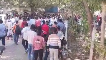 कच घ्यायला ट्रॅक्टरमधून निघाले, रस्त्यात अघटित घडलं, बापलेकाचा मृत्यू