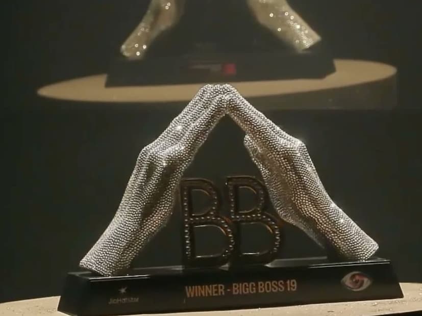  'बिग बॉस 19'च्या नुकत्याच पार पडलेल्या भागात बिग बॉसने सर्वप्रथम या पर्वाच्या टॉप 5 फायनलिस्टला या ट्रॉफीची पहिली झलक दाखवली. ट्रॉफी फक्त पाहूनच अमाल मलिक, फरहाना भट्ट, प्रणित मोरे, तान्या मित्तल आणि गौरव खन्ना यांचा आनंद गगनात मावेनासा झाला होता.