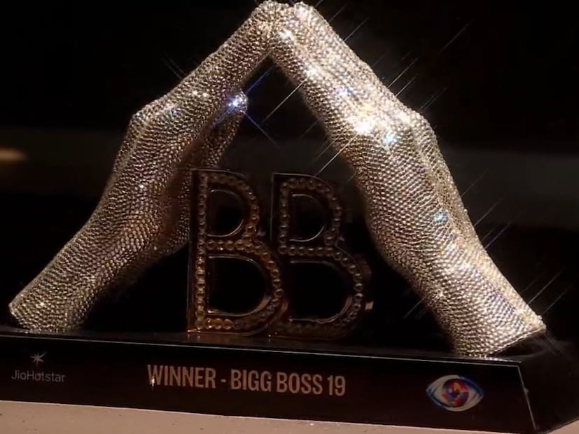  'बिग बॉस 19'च्या यंदाच्या सीझनच्या ट्रॉफीची डिझाइन नेहमीपेक्षा वेगळी आहे. नव्या रुपात ही ट्रॉफी बनवण्यात आली आहे. हिऱ्यांनी सजलेल्या या ट्रॉफीवर कोणाचं नाव कोरलं जाणार हे दोन दिवसांतच स्पष्ट होईल.