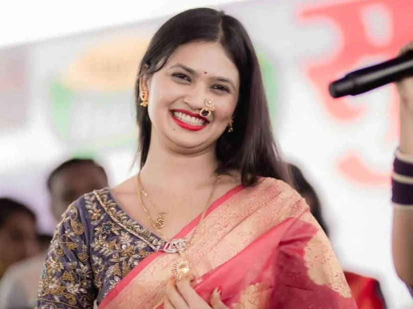  गौतमी पाटील (Gautami Patil) : सबसे कातील गौतमी पाटील 'बिग बॉस मराठी'च्या खेळात सामील होऊ शकते. गौतमीच्या एन्ट्रीने 'बिग बॉस मराठी'चा टीआरपी प्रचंड वाढू शकतो.