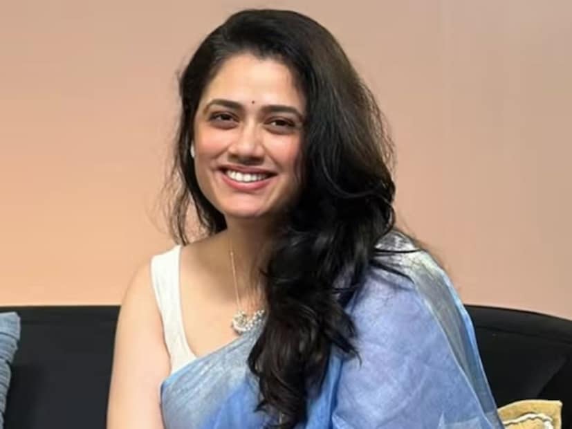 गिरीजा ओक (Girija Oak) : निळ्या साडीतला गिरीजा ओकचा एक पॉडकास्ट व्हायरल झाला आणि ती रातोरात नॅशनल क्रश झाली. त्यामुळे गिरीजा ओक 'बिग बॉस मराठी'च्या घरात एक वेगळी छाप पाडू शकते. गिरीजा ओक मराठी-हिंदी इंडस्ट्रीतील लोकप्रिय अभिनेत्री आहे. अनेक जाहिरातींतदेखील तिने काम केलं आहे. गिरीजा ओक (Girija Oak) : निळ्या साडीतला गिरीजा ओकचा एक पॉडकास्ट व्हायरल झाला आणि ती रातोरात नॅशनल क्रश झाली. त्यामुळे गिरीजा ओक 'बिग बॉस मराठी'च्या घरात एक वेगळी छाप पाडू शकते. गिरीजा ओक मराठी-हिंदी इंडस्ट्रीतील लोकप्रिय अभिनेत्री आहे. अनेक जाहिरातींतदेखील तिने काम केलं आहे.