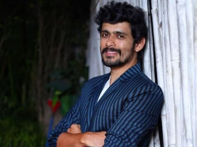  समीर परांजपे (Sameer Paranjape) : छोट्या पडद्यावरील लोकप्रिय अभिनेता समीर परांजपेने आजवर गंभीर, भावनिक भूमिका साकारल्या आहेत. समीर परांजपे 'बिग बॉस मराठी'च्या घरात गेला तर कुठेतरी एक अॅग्रेशन पाहायला मिळेल. किंवा त्याच्या स्वभावाप्रमाणे तो एका कोपऱ्यात बसलेलाही पाहायला मिळू शकतो.