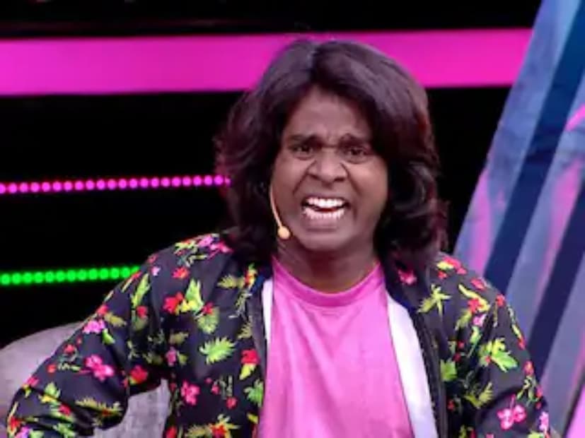  गौरव मोरे (Gaurav More) : 'महाराष्ट्राची हास्यजत्रा' या सुप्रसिद्ध कार्यक्रमाच्या माध्यमातून संपूर्ण महाराष्ट्रात पोहोचलेला विनोदवीर गौरव मोरे कदाचित 'बिग बॉस मराठी'च्या घरात बघायला मिळू शकतो. कारण गेल्या काही दिवसांत त्याने अनेक प्रोजेक्टमधून माघार घेतली आहे.