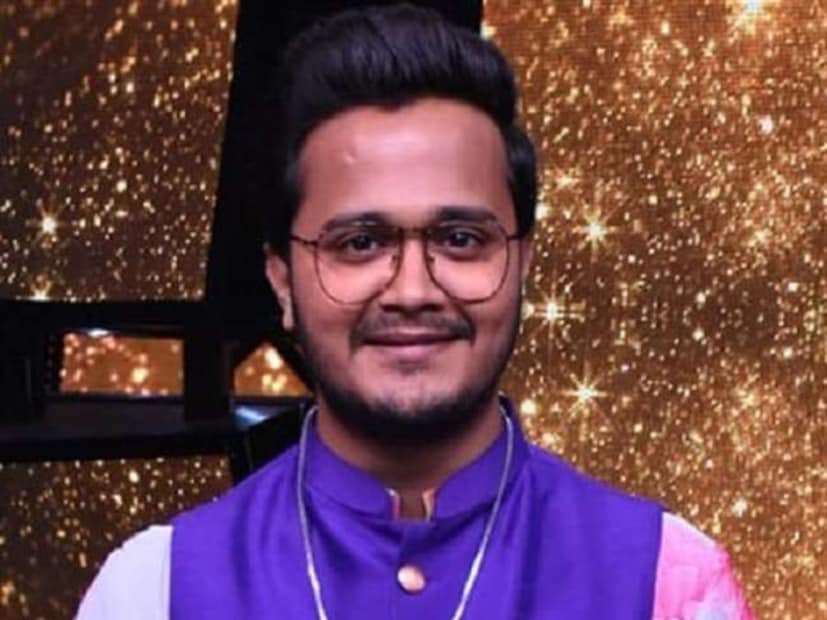  रोहित राऊत (Rohit Raut) : रोहित राऊत लहान असल्यापासूनच महाराष्ट्राच्या घराघरांत पोहोचला आहे. रोहित आता बिग बॉस मराठी'च्या घरात सहभागी होणार असल्याची शक्यता नाकारता येत नाही.