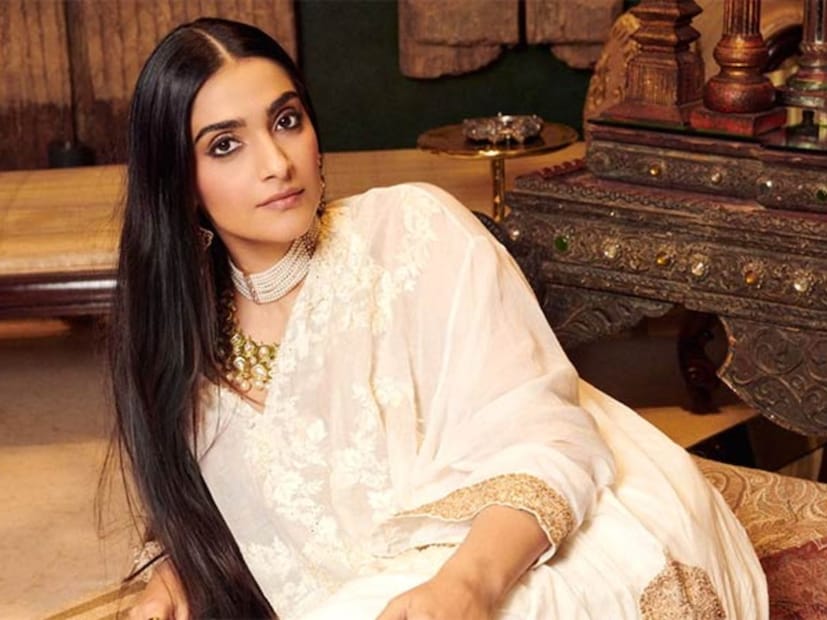  सोनम कपूर (Sonam Kapoor) : सोनम कपूरने नॉन व्हेज सोडलं असून खूप हेल्थी लाइफस्टाइल एन्जॉय करत आहे. काही दिवसांपासून ती आहारात व्हेजिटेरियन डाएटचा समावेश करत आहे. विशेष म्हणजे दूध व्यक्तीरिक्त सर्व दुग्धजन्य पदार्थांपासून ती दूर आहे.