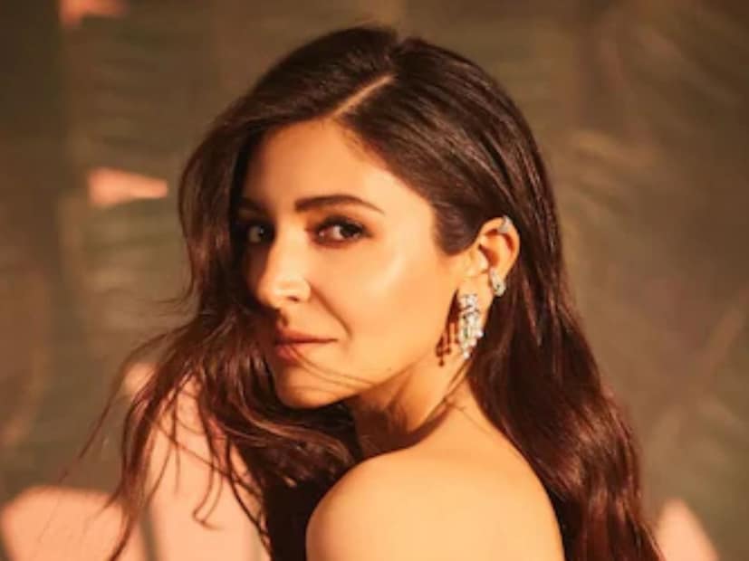  अनुष्का शर्मा (Anushka Sharma) : अनुष्का शर्माने 2015 मध्ये PETA च्या प्रमोशनदरम्यान नॉन-व्हेज सोडल्याची घोषणा केली. नॉन-व्हेजचा त्याग केल्यानंतर जास्त उत्साह येत असल्याचं अनुष्काचं मत आहे.