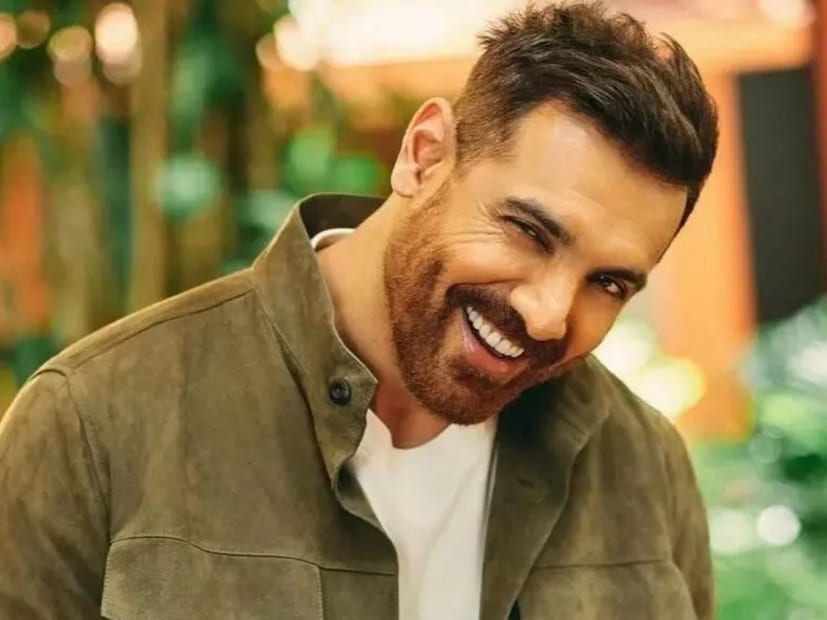  जॉन अब्राहम (John Abraham) : जॉन अब्राहम आपल्या चित्रपटांपेक्षा फिटनेसमुळे जास्त चर्चेत असतो. अॅनिमल राइट्सबद्दल बोलताना जॉन अब्राहम अनेकदा दिसून येतो. तसेच यावर तो विशेष कामदेखील करतो. अभिनेता आपल्या फिटनेसचं श्रेय पूर्णपणे शाकाहारी अन्नाला देतो.