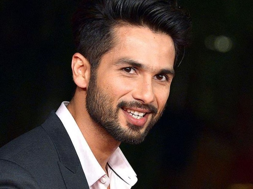  शाहिद कपूर (Shahid Kapoor) : शाहिद कपूर नॉन व्हेजपासून दूर आहे. शाहिद कपूर अनेक वर्षे मासांहार करत होता. पण आता तो पूर्णपणे शाकाहारी झाला आहे. शाकाहाराच्या माध्यमातून त्याने आपली लाइफस्टाइल मेंटेन केली आहे.