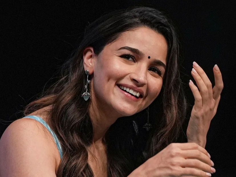  आलिया भट्ट (Alia Bhatt) : बॉलिवूडच्या व्हेजिटेरियन सेलिब्रिटींमध्ये आलिया भट्टचाही समावेश आहे. आलियाने 2020 मध्ये नॉन व्हेज सोडून व्हेजिटेरियन होण्याचा निर्णय घेतला आहे. व्हेजिटेरियन झाल्यानंतर आलियाच्या आरोग्यात आणि स्किनमध्ये खूप फरक झाल्याचं आलियाने अनेक मुलाखतींत सांगितलं आहे.