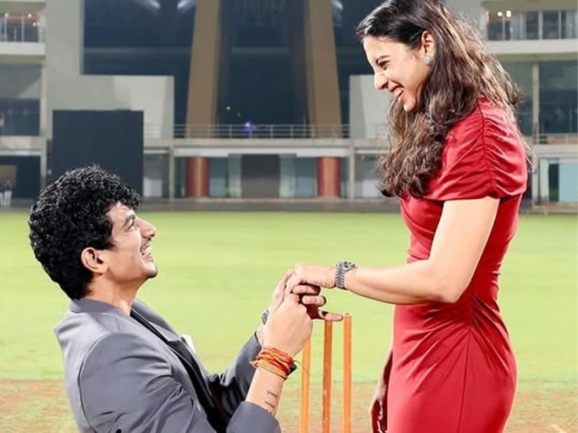  पलाश मुच्छल -स्मृती मानधना (Palash Muchhal Smriti Mandhana) : भारतीय महिला क्रिकेटर स्मृती मानधना आणि संगीतकार पलाश मुच्छल यांच्या ब्रेकअपची चांगलीच चर्चा रंगली. 23 नोव्हेंबर 2025 रोजी स्मृती आणि पलाश विवाहबंधनात अडकणार होते. पण स्मृतीच्या वडिलांची प्रकृती बिघडल्याने लग्न पुढे ढकलण्यात आल्याचं सांगण्यात आलं. त्यानंतर त्यांचं लग्न मोडल्याच्या चर्चांना सुरुवात झाली. दरम्यान स्मृतीने खास पोस्ट करत लग्न मोडलं असल्याचं जाहीर केलं.