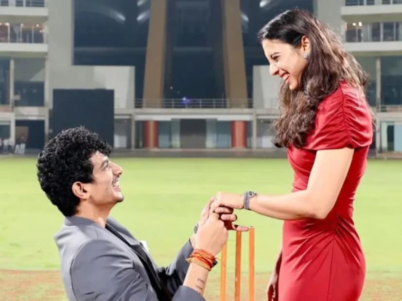  स्मृती मानधना आणि पलाश मुच्छल (Smriti Mandhana Palash Muchhal) : बॉलिवूडचा म्युझिक कंपोझर आणि भारतीय महिला क्रिकेटर स्मृती मानधना यांच्या लग्नाची चर्चा काही दिवसांपासून सुरू होती. लग्नाच्या दिवशी स्मृतीच्या वडिलांची तब्येत बिघडल्याने त्यांचं लग्न पुढे ढकण्यात आल्याचं सांगण्यात आलं. पण नंतर स्मृतीने सोशल मीडियाच्या माध्यमातून लग्न मोडल्याचं जाहीर केलं. विशेष म्हणजे स्मृती आणि पलाश यांच्या शाही लग्नसोहळ्यासाठी जगभरातील अनेक मंडळी आली होती. त्यांचे लग्नाआधीचे विधीदेखील पार पडले होते.