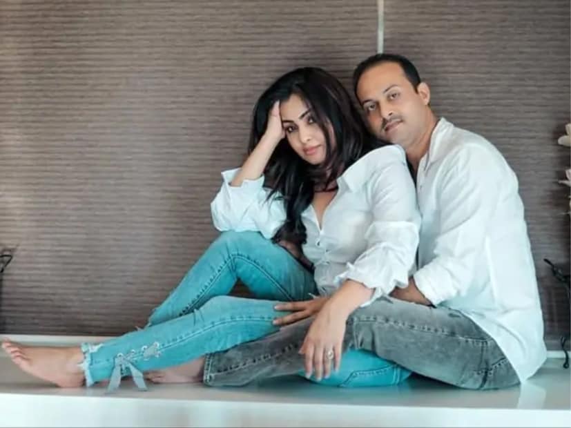  शुभांगी अत्रे - पीयूष पूरी (Shubhangi Atre Piyush Poorey) : छोट्या पडद्यावरील लोकप्रिय मालिका 'भाभीजी घर पर है' या मालिकेतील अभिनेत्री शुभांगी अत्रे हिचा 2025 मध्ये पती पीयूष पूरीसोबत घटस्फोट झाला. घटस्फोटानंतर काहीच दिवसांत पीयूष पूरीने जगाचा निरोप घेतला.