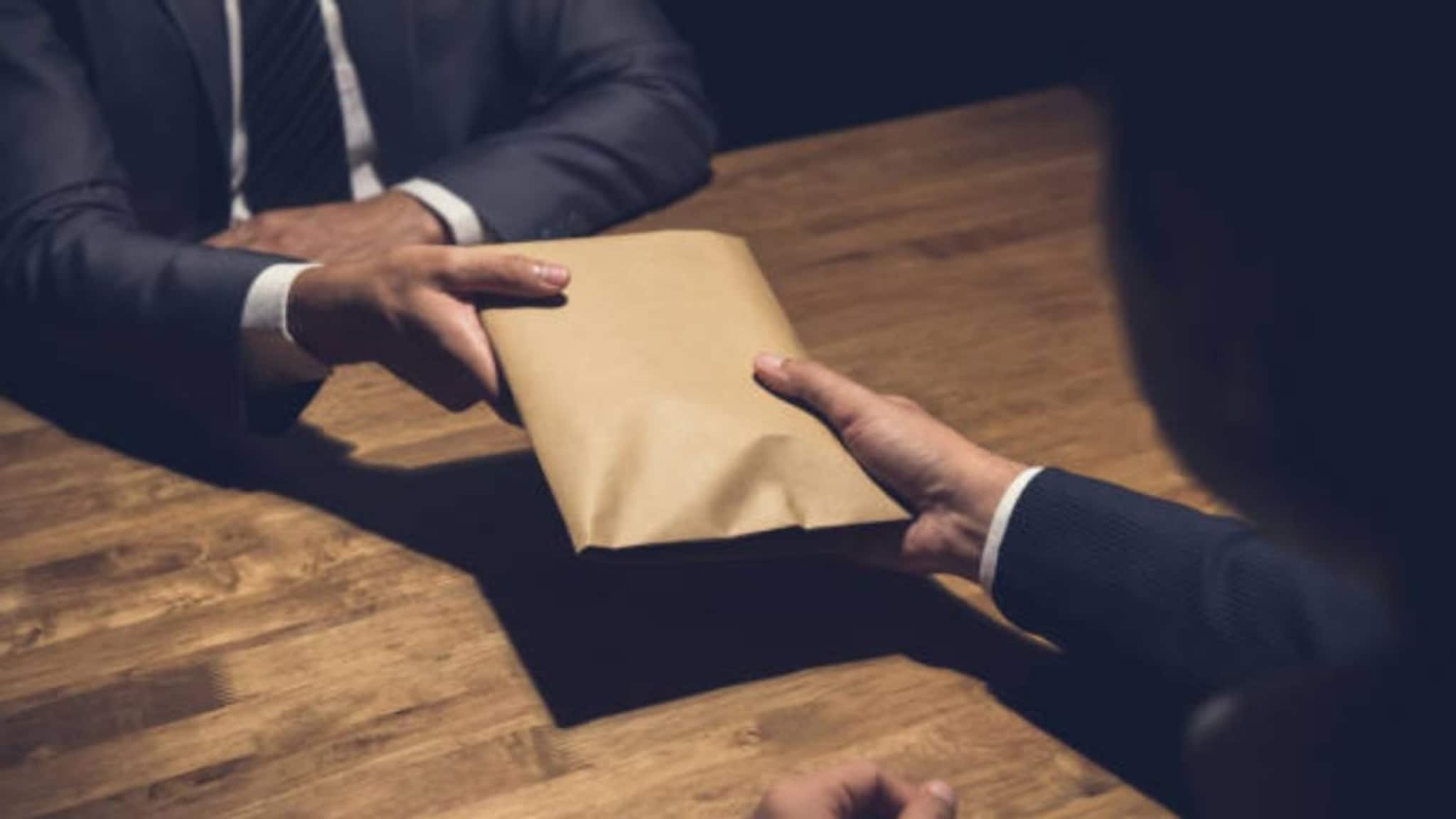 तहसीलदाराला मागितली 15 लाखांची खंडणी, वकिलावर गुन्हा दाखल; महसूल विभागात खळबळ