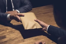 तहसीलदाराला मागितली 15 लाखांची खंडणी, वकिलावर गुन्हा दाखल; महसूल विभागात खळबळ