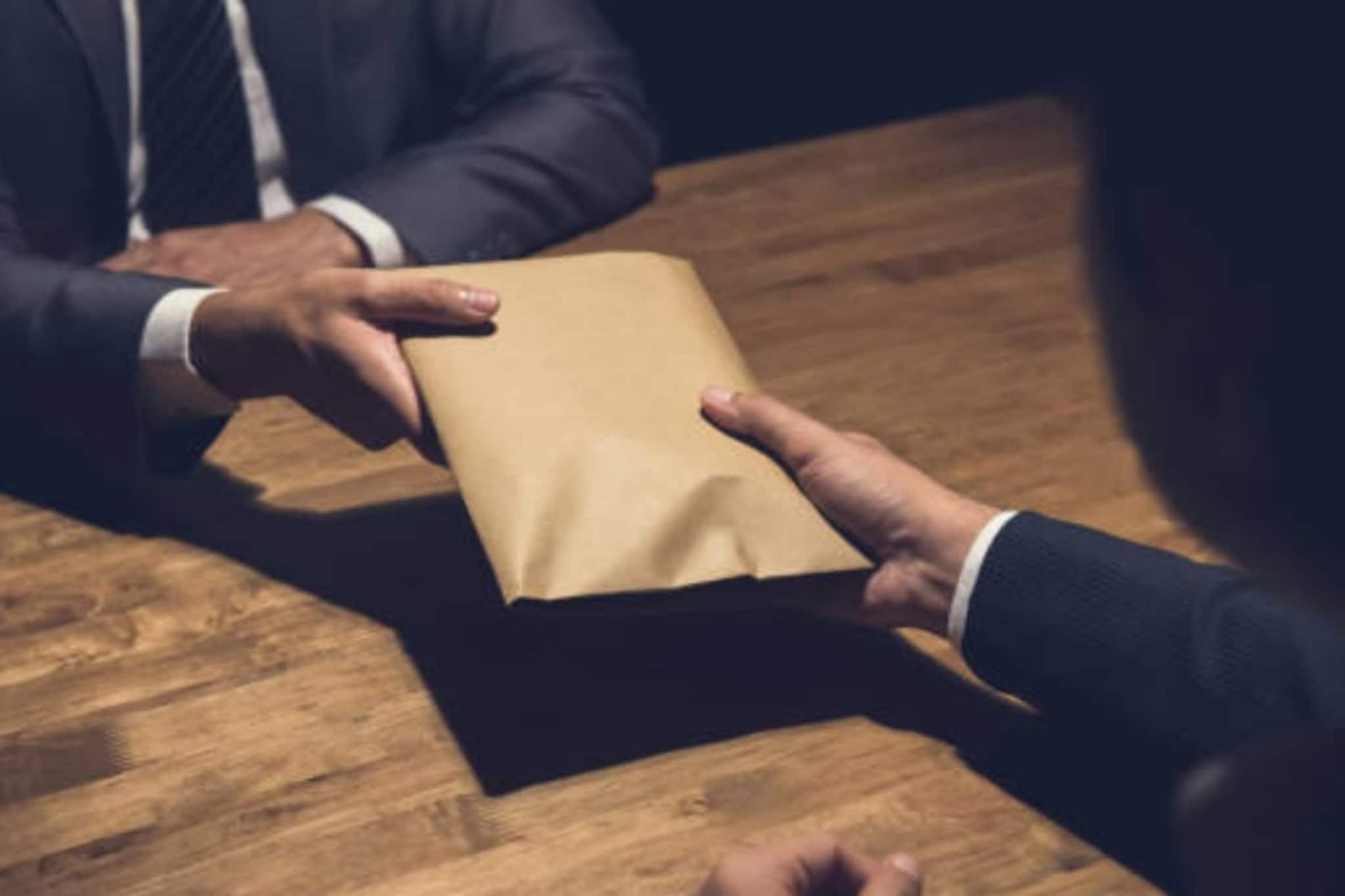 तहसीलदाराला मागितली 15 लाखांची खंडणी, वकिलावर गुन्हा दाखल; महसूल विभागात खळबळ