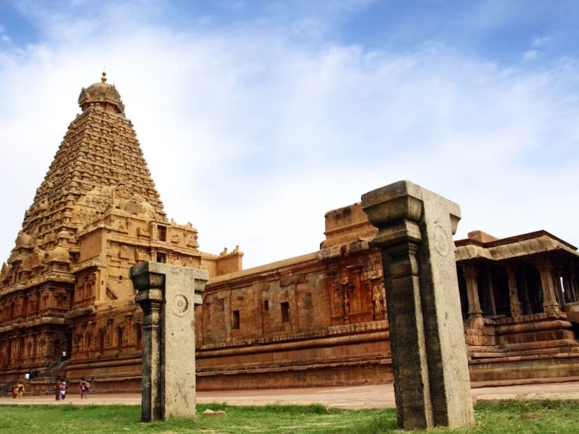 हे मंदिर अकराव्या शतकात चोल राजवंशाचे महान शासक राजा चोल प्रथम यांनी बांधलं होतं. मंदिराची वास्तुकला द्रविड शैलीमध्ये बांधली गेली आहे. ज्यामध्ये उंच गोपुरम (बुरुज), सुंदर कोरीव खांब आणि प्रभावी शिल्पं आहेत. मंदिर एका अनोख्या तंत्राचा वापर करून बांधण्यात आलं आहे.