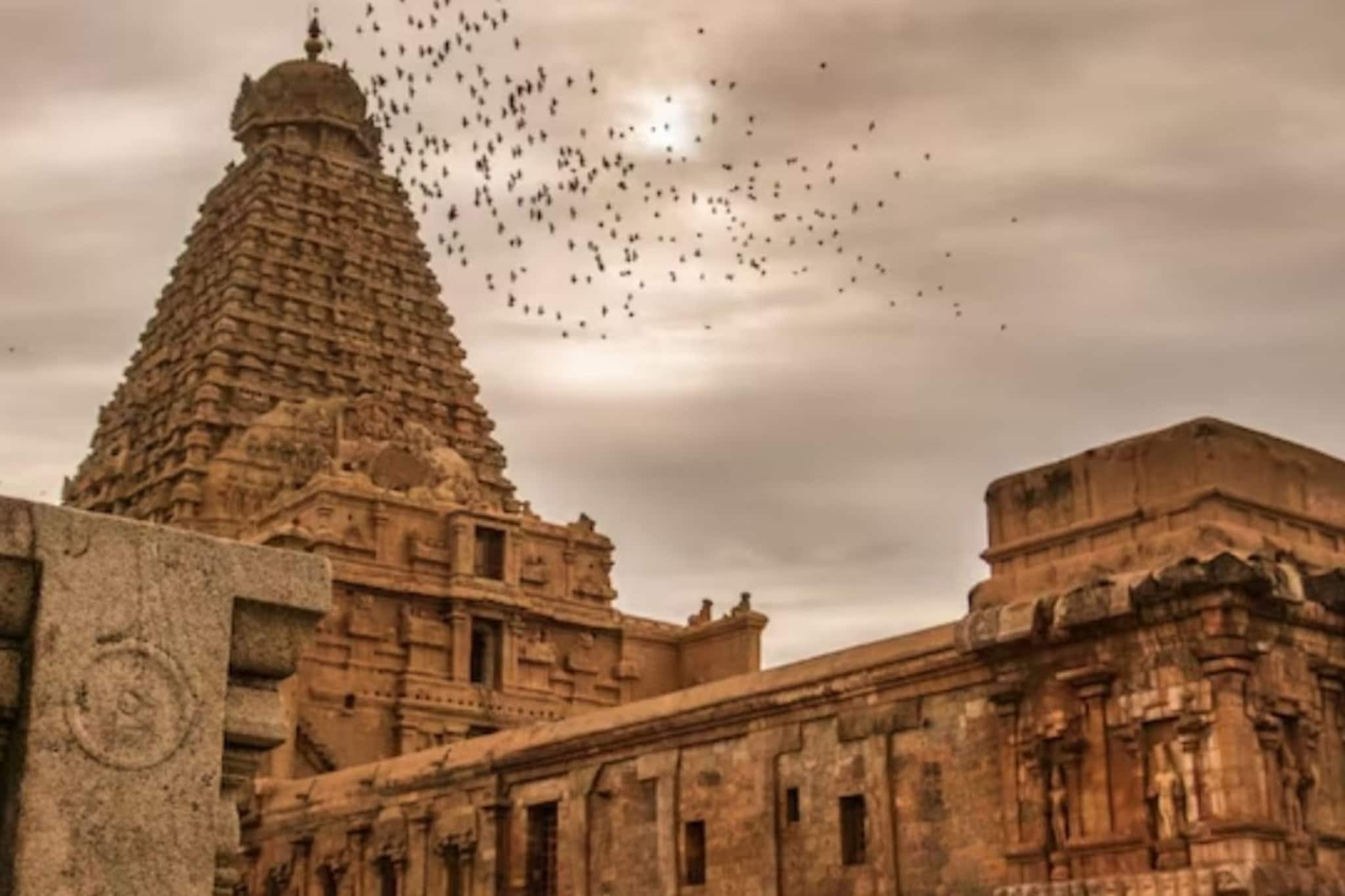 भव्य आहे हे मंदिर, पण याची सावली पडतच नाही; वैज्ञानिकही उलगडू शकले नाही रहस्य भव्य आहे हे मंदिर, पण याची सावली पडतच नाही; वैज्ञानिकही उलगडू शकले नाही रहस्य