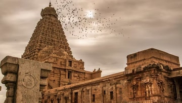 भव्य आहे हे मंदिर, पण याची सावली पडतच नाही; आजवर उलगडलं नाही रहस्य भव्य आहे हे मंदिर, पण याची सावली पडतच नाही; आजवर उलगडलं नाही रहस्य