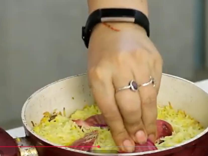 आता भांड्यात असलेल्या भातात 4 बाजूंनी हे कांद्याचे 4 तुकडे टाका. भाताच्या आतमध्ये टाकून ठेवा. आता त्यावर झाकण ठेवून 10-15 मिनिटं ठेवा.