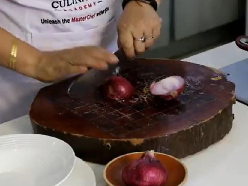 भात करपल्याचा वास आला की लगेच गॅस बंद करा. भांड्यावरील झाकण काढा. आता एक कांदा घ्या. कांदा सोलायचा नाही. सालीसकट त्याचे 4 तुकडे करा.