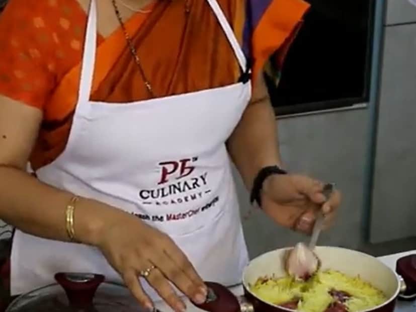 भातावरील झाकण काढा, त्यात टाकलेले कांदे बाजूला ठेवा. आता तुम्ही पाहाल की भाताला करपल्याचा वास बिलकुल येणार नाही. हा सगळा वास कांद्याने शोषून घेतला.