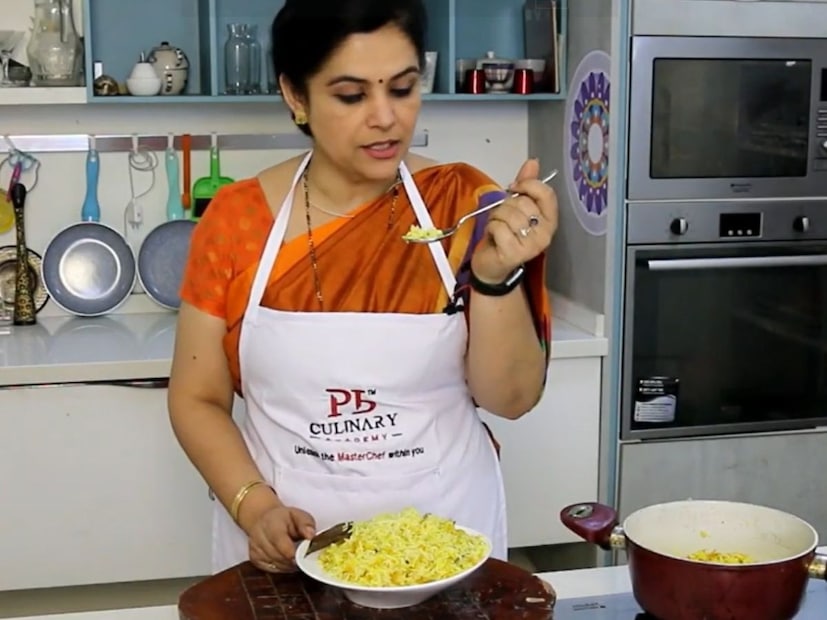 आता खालचा भात करपलेला आहे. त्यामुळे फक्त वरवरचा भात दुसऱ्या भांड्यात काढून घ्या. कुणाला कळणारही नाही की भात करपला होता. (सर्व फोटो : सोशल मीडिया व्हिडीओ ग्रॅब)