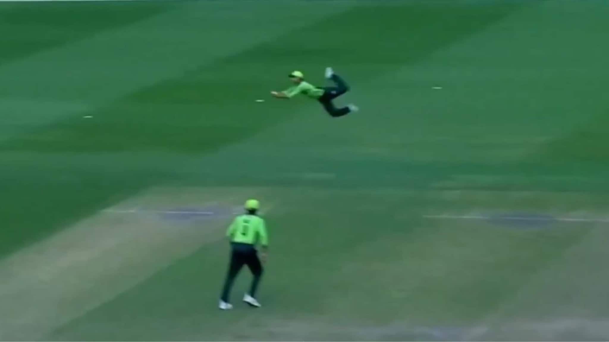 पाकिस्तानच्या कोणत्याही क्रिकेटपटूने असा कॅच घेतला नाही, कोणाला विश्वास बसेना; Video पुन्हा पुन्हा पाहिला