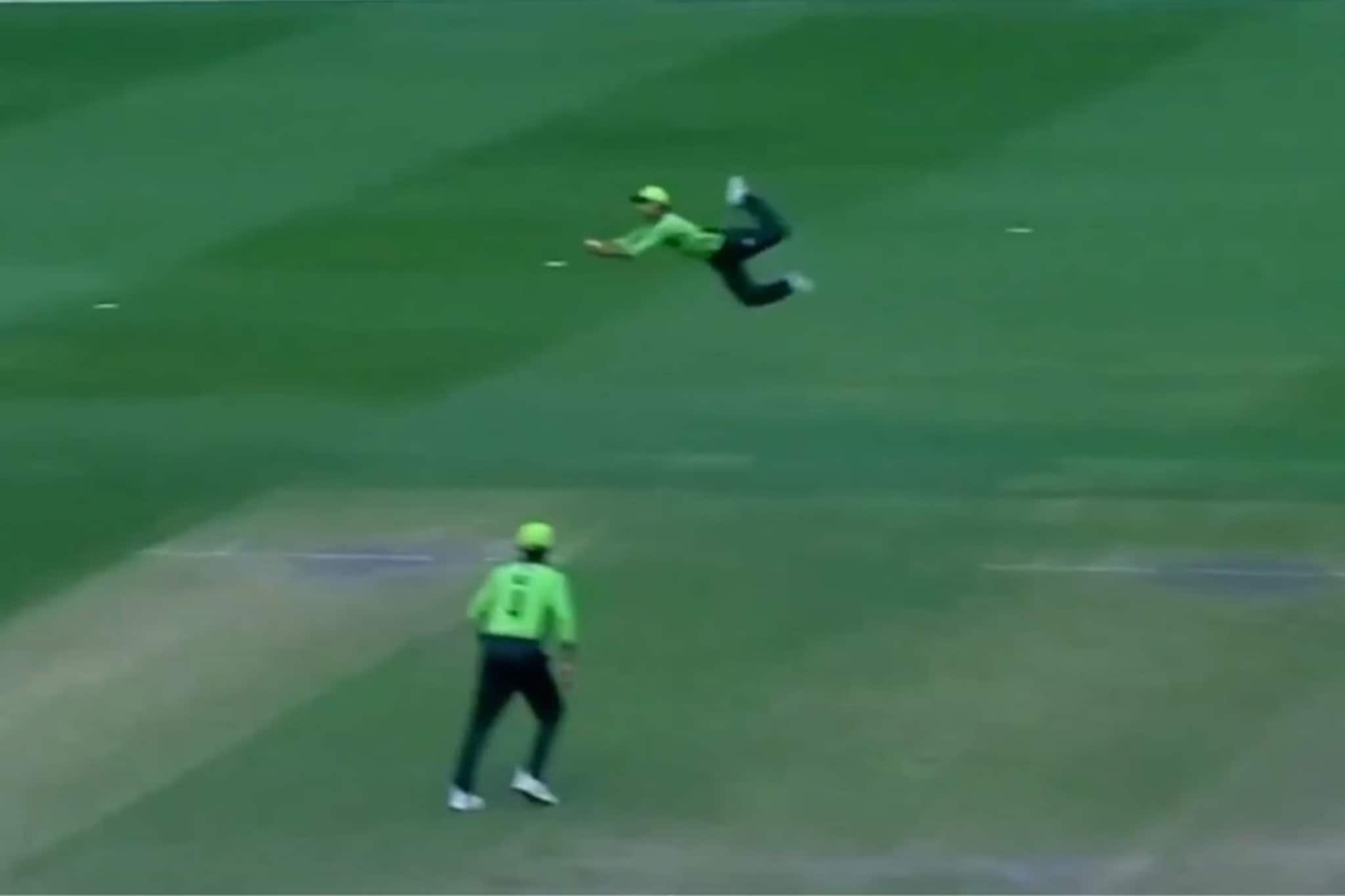 पाकिस्तानच्या कोणत्याही क्रिकेटपटूने असा कॅच घेतला नाही, कोणाला विश्वास बसेना पाकिस्तानच्या कोणत्याही क्रिकेटपटूने असा कॅच घेतला नाही, कोणाला विश्वास बसेना