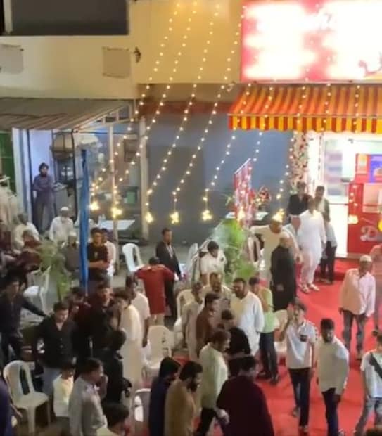 समोर आलेल्या  माहितीनुसार, दुकानाच्या उद्घाटनासाठी  आयोजकांनी  रंगीबेरंगी फुग्यांची सजावट केली  होती. हे फुगे गॅसने भरलेले होते. 