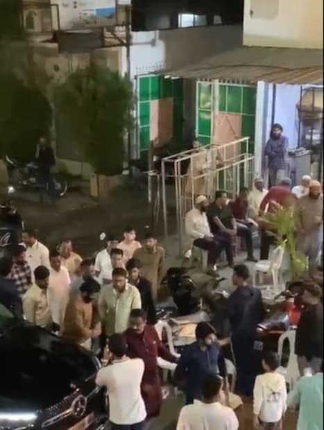 मराठा आरक्षणासाठी लढा देणारे याचिकाकर्ते विनोद पाटील यांच्यावर काल रात्री जीवघेणा प्रसंग ओढावला. शहरातील एका नवीन आईस्क्रीम दुकानाच्या उद्घाटनासाठी ते मुख्य अतिथी म्हणून गेले असताना मोठी दुर्घटना केली आहे.  