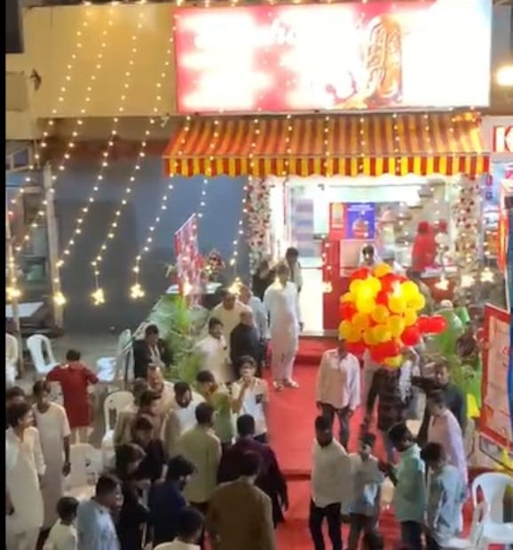 कार्यक्रमादरम्यान  गॅसचे फुगे फुटेल आणि   मोठा स्फोट झाला.  अचानक  झालेल्या स्फोटामुळे गोंधळाचे वातावरण निर्माण झाले आहे. 