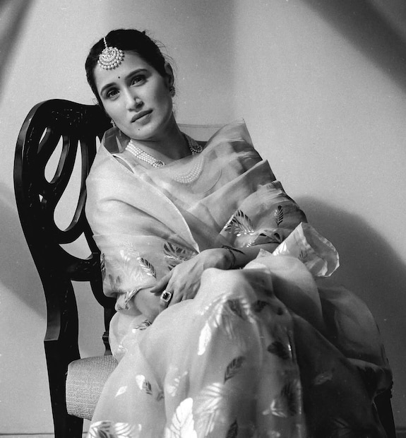 सागरिका एका राजघराण्यातून आलेली मुलगी आहे. त्यामुळे तिचं राहणीमान नेहमीच रॉयल असल्याचं पाहायला मिळतं. तिचे क्लासी आऊटफिट्स नेहमीच चर्चेचा विषय असतात. 