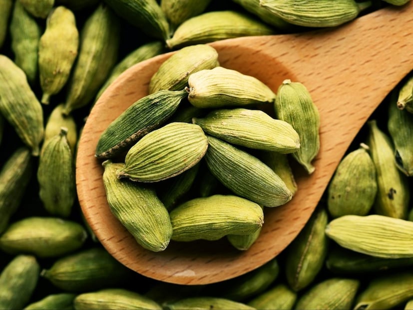 छोटी वेलची आतड्यांची हालचाल वाढवते. पाचक रस अन्नपदार्थात लवकर मिक्स होतो आणि अन्न लवकर पचतं. आतड्यांच्या हालचालीमुळे अन्न लवकर खाली सरकतं आणि पोटातील जडपणा कमी होतो, पोट रिकामी होतं.