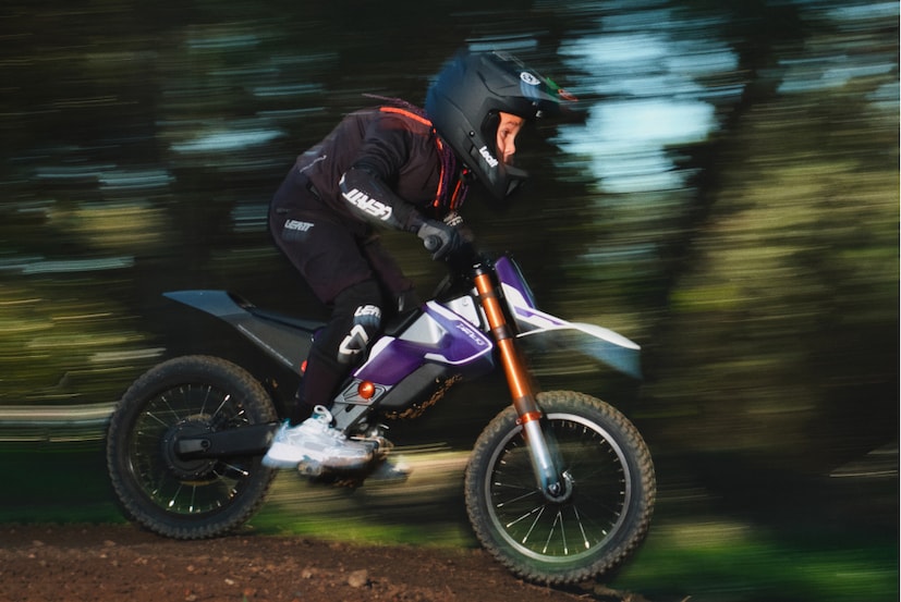 भारतातील सर्वात मोठी बाईक उत्पादक कंपनीपैकी एक असलेल्या हिरो मोटोकॉर्पने आता ईलेक्ट्रिक सेगमेंटमध्येही एकापेक्षा एक बाईक आणि स्कुटर लाँच करत आहे. हिरोने ईलेक्ट्रिक वाहन उत्पादक कंपनी vida च्या मदतीने भारतात आता dirt e k3 ही एक ईलेक्ट्रिक बाईक लाँच केली आहे. ही बाईक ४ ते १० वर्षांपर्यंतच्या मुलांसाठी आहे. सुरुवातीला पहिल्या ३०० ग्राहकांसाठी या बाईकची किंमत फक्त ६९,९९० (एक्स-शोरूम) पासून सुरू होतेय. भारतातील सर्वात मोठी बाईक उत्पादक कंपनीपैकी एक असलेल्या हिरो मोटोकॉर्पने आता ईलेक्ट्रिक सेगमेंटमध्येही एकापेक्षा एक बाईक आणि स्कुटर लाँच करत आहे. हिरोने ईलेक्ट्रिक वाहन उत्पादक कंपनी vida च्या मदतीने भारतात आता dirt e k3 ही एक ईलेक्ट्रिक बाईक लाँच केली आहे. ही बाईक ४ ते १० वर्षांपर्यंतच्या मुलांसाठी आहे. सुरुवातीला पहिल्या ३०० ग्राहकांसाठी या बाईकची किंमत फक्त ६९,९९० (एक्स-शोरूम) पासून सुरू होतेय.