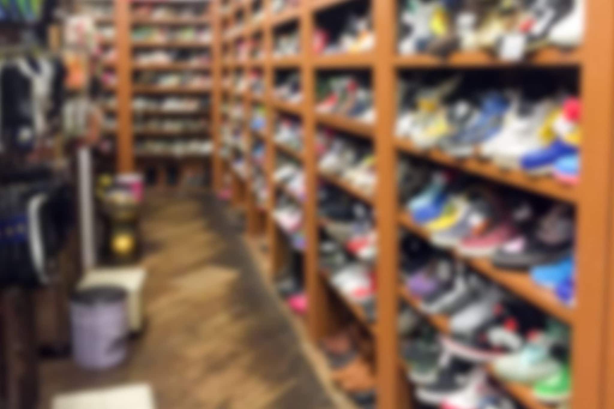 6 महिन्याची वॉरंटी आणि महिनाभरातच चप्पल तुटली; आता दुकानाच्या मॅनेजरला होणार अटक