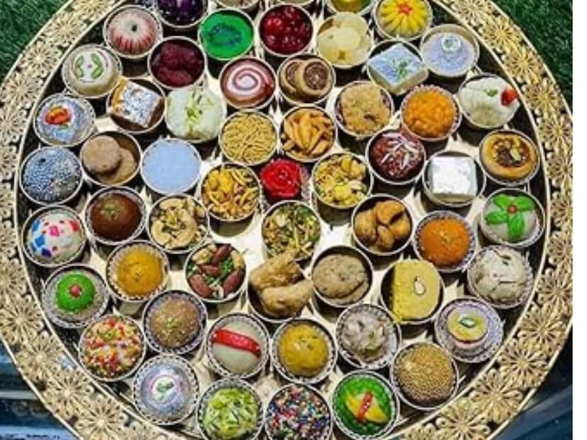 56 हे गणित आले कुठून?या कथेनुसार, भगवान श्रीकृष्ण दिवसाला 1 वेळा भोजन करत असत आणि त्याचे 8 पट असं भोजन देण्याचं निश्चित झालं. कृष्णाने सलग 7 दिवस आहार घेतला नव्हता.या 7 दिवसांच्या प्रत्येक वेळेच्या (8 वेळा) भोजनाची भरपाई करण्यासाठी गोकुळवासीयांनी प्रसाद तयार केला. 8 (वेळा) X 7 (दिवस) = 56अशाप्रकारे, सात दिवसांच्या भुकेची भरपाई करण्यासाठी, देवाच्या दररोजच्या आहाराच्या आठ पटीने जास्त, म्हणजेच ५६ प्रकारच्या पदार्थांचा नैवेद्य तयार करण्याची परंपरा सुरू झाली.