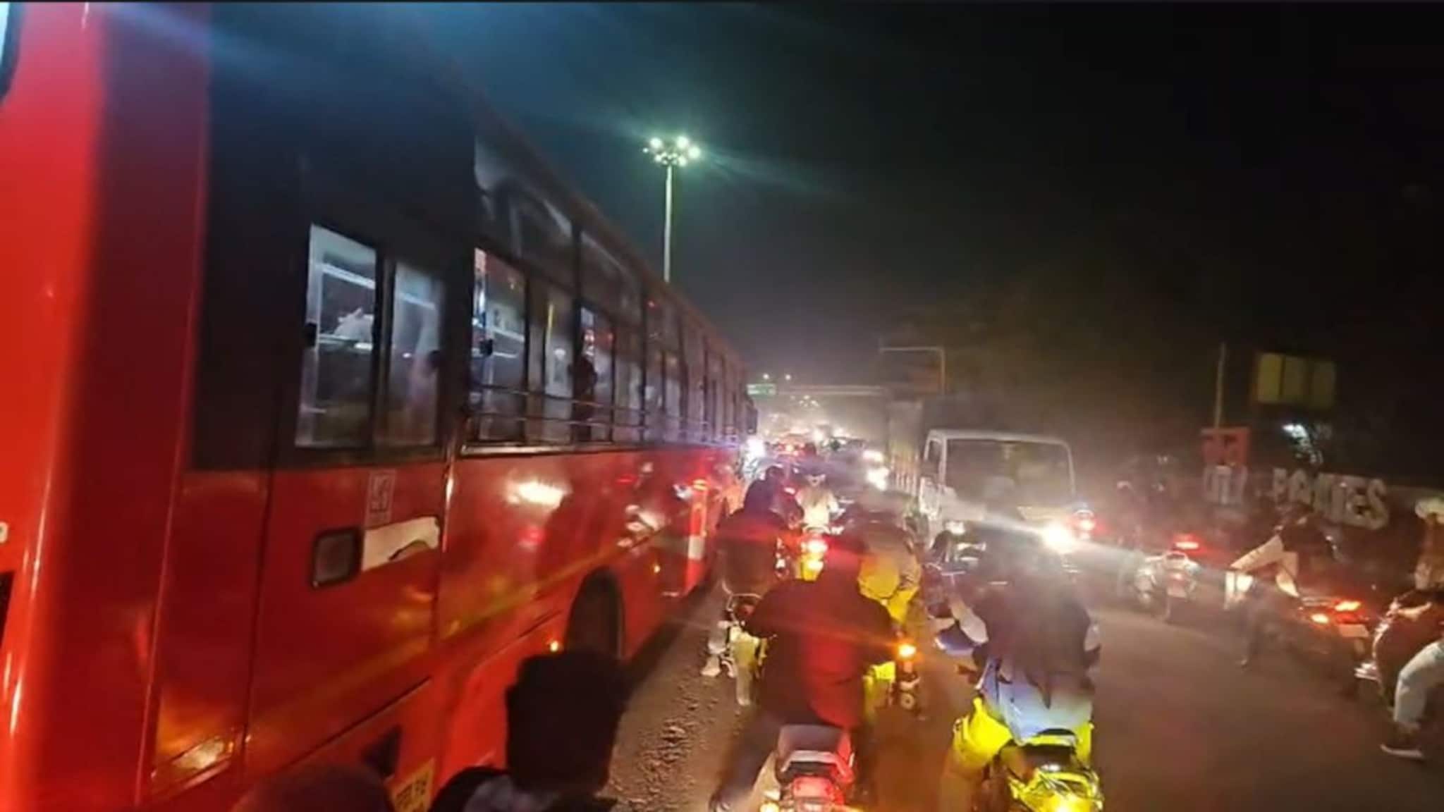 Traffic Update: छत्रपती संभाजीनगर पुणे महामार्ग पूर्णपणे ठप्प, वाहनांच्या लांबच लांब रांगा