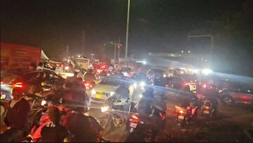 छत्रपती संभाजीनगर पुणे महामार्ग पूर्णपणे ठप्प, वाहनांच्या लांबच लांब रांगा