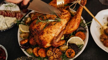 सगळे आवडीने खात असलेल्या चिकनच्या या भागात असतं 'विष'; चुकूनही खाऊ नका