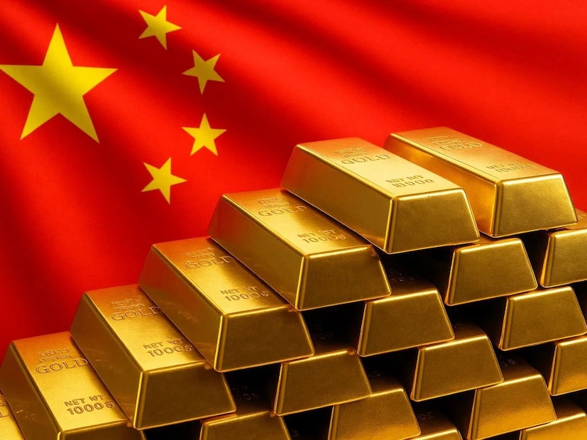 यामागील प्रमुख कारण म्हणजे अमेरिकेच्या फेडरल रिझर्व्हची 9–10 डिसेंबर रोजी होणारी बैठक, ज्यात व्याजदर कपातीची शक्यता बाजारात आणखी जोर धरत आहे. फेडचे पुढील चेअरपर्सन “सौम्य आणि सवलत देणारी” धोरण भूमिका घेऊ शकतात, अशी अपेक्षा असल्यामुळेही सोन्याला मजबूत आधार मिळत आहे.