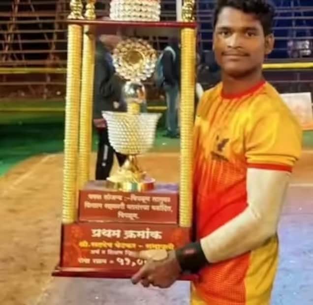 अवघ्या तिशीतच काळाने घाला घातल्यामुळे हुमणे कुटुंबावर दुःखाचा अतिविशाल डोंगर कोसळला आहे. चिपळूण परिसरातून अमितच्या अकाली निधनाबद्दल हळहळ व्यक्त केली जात आहे. हा भीषण अपघात चिपळूण तालुक्यातील कोंडमळा परिसरात शनिवारी रात्री उशिराच्या सुमारास झाला. डम्पर चालक सुरेश दौलत हुमणे हे आपला डम्पर घेऊन अमितसह आगवे गावाकडून चिपळूणच्या दिशेने जात होते.