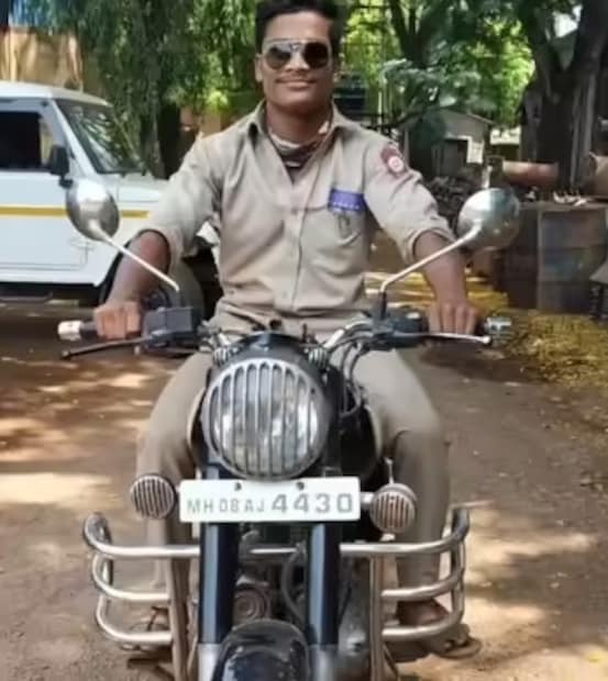 रस्त्यावर उभा असलेल्या या डम्परला सुरेश हुमणे यांच्या डम्परची जोरदार धडक बसली. ही धडक इतकी जबरदस्त होती की, पुढच्या केबिनमध्ये बसलेल्या अमित एकनाथ हुमणे याचा जागीच मृत्यू झाला. तर चालक सुरेश हुमणे हे या अपघातात गंभीर जखमी झाले आहेत.