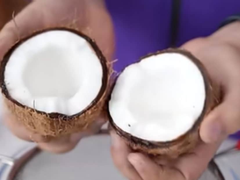 तुम्ही पाहाल काही वेळ मारल्यानंतर नारळ अगदी मधून तुटेल त्याचे दोन तुकडे होतात. आता प्रश्न नारळातील खोबरं काढण्याचा. तर सामान्यपणे आपण त्यात चाकू किंवा सुरी टाकून ते काढण्याचा प्रयत्न करतो पण यामुळे खोबरं तुटून तुटून बाहेर येतं.