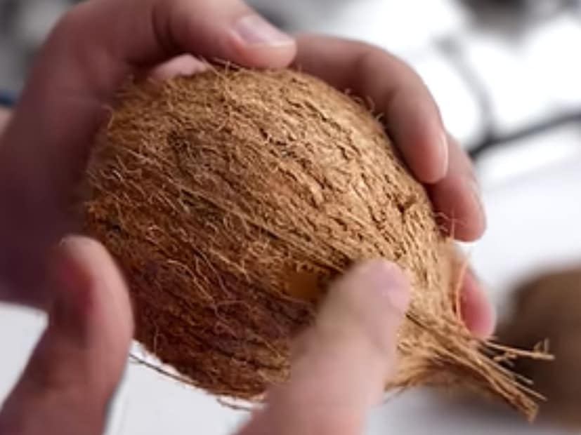 शेफ कुणाल कपूरने सांगितल्यानुसार नारळाच्या वरचा किस काढून घ्या. तुम्ही नारळ नीट पाहाल तर त्यावर तुम्हाला 3 नैसर्गिक लाइन दिसतील. नारळाच्या मधोमध याच लाइनवर तुम्हाला सतत मारायचं आहे.