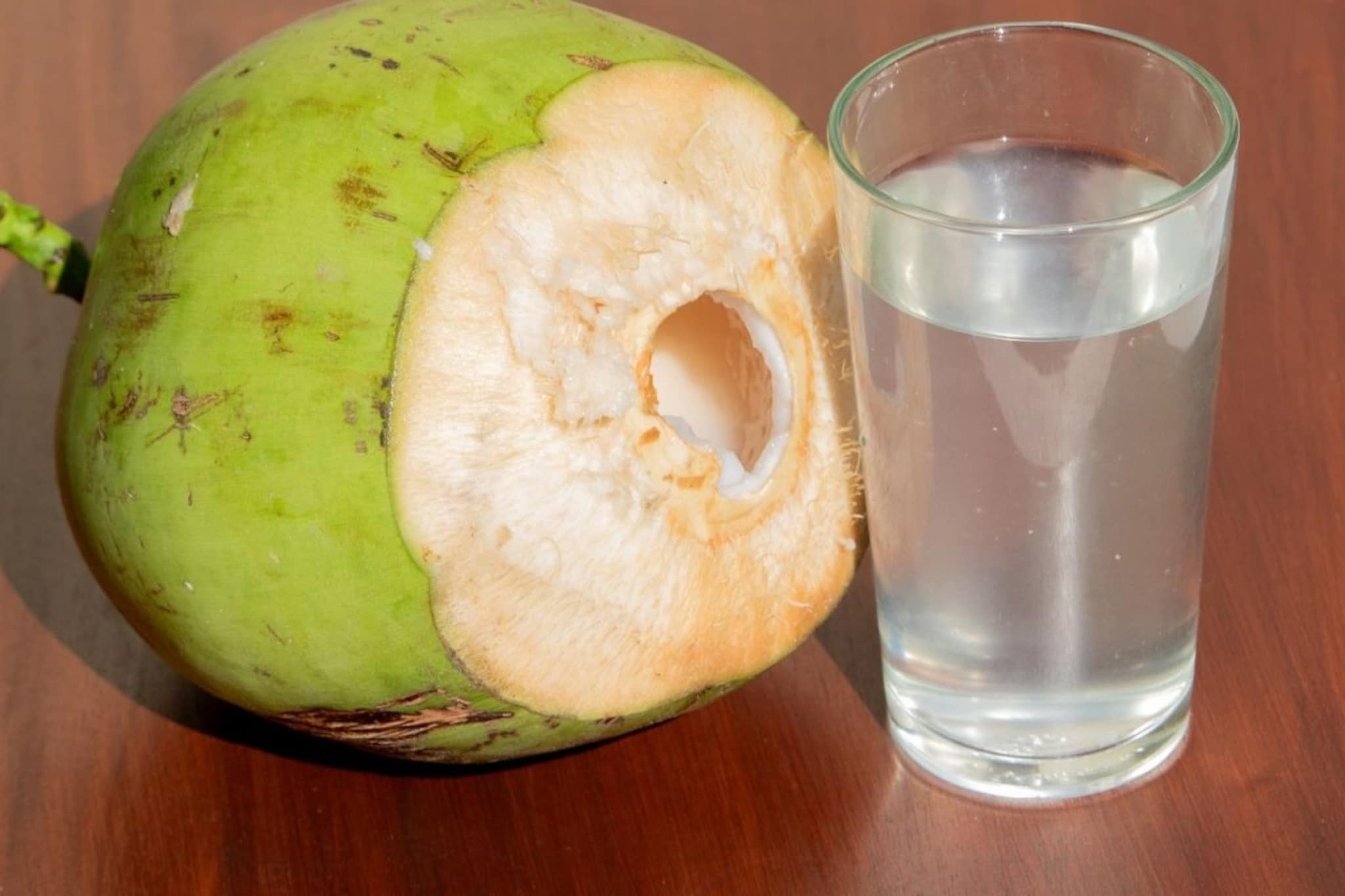 हेल्दी वाटणारं नारळपाणी तुमच्यासाठी विष; डॉक्टरनी सांगितलं प्यायल्याने काय होतं?