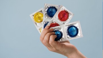 बाबो! व्यक्तीने एका वर्षात ऑनलाईन खरेदी केले 1 लाखांचे कंडोम, त्याचं केलं काय?