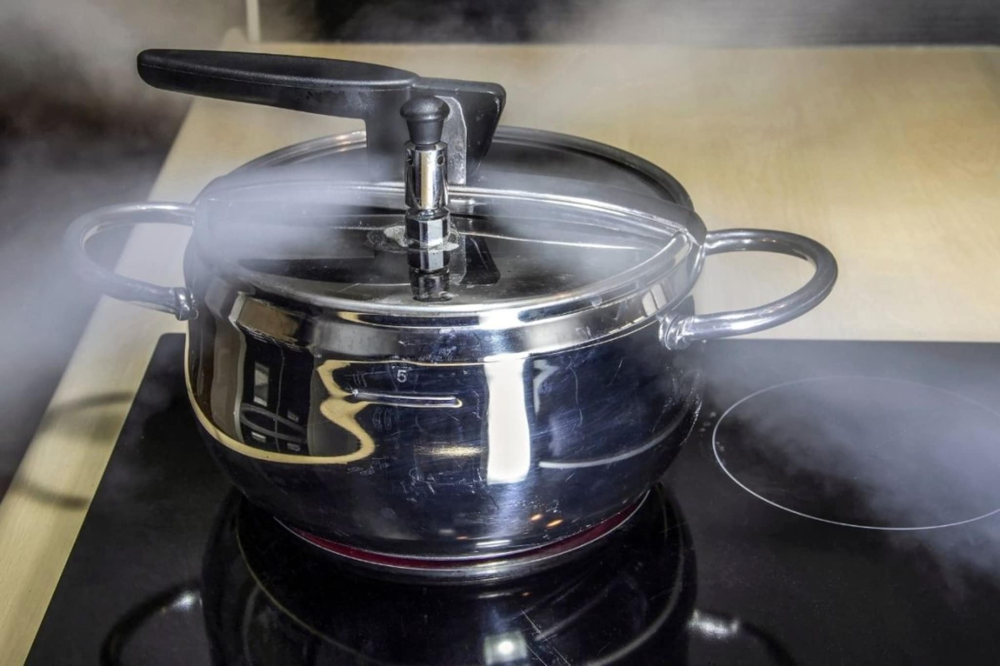 Kitchen Tips : कुकरला किती शिट्ट्या करायच्या हे कसं ठरवायचं? Kitchen Tips : कुकरला किती शिट्ट्या करायच्या हे कसं ठरवायचं?