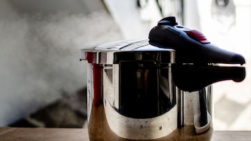 Kitchen Tips : कुकरला किती शिट्ट्या करायच्या हे कसं ठरवायचं? वापरा या 5 ट्रिक Kitchen Tips : कुकरला किती शिट्ट्या करायच्या हे कसं ठरवायचं? वापरा या 5 ट्रिक