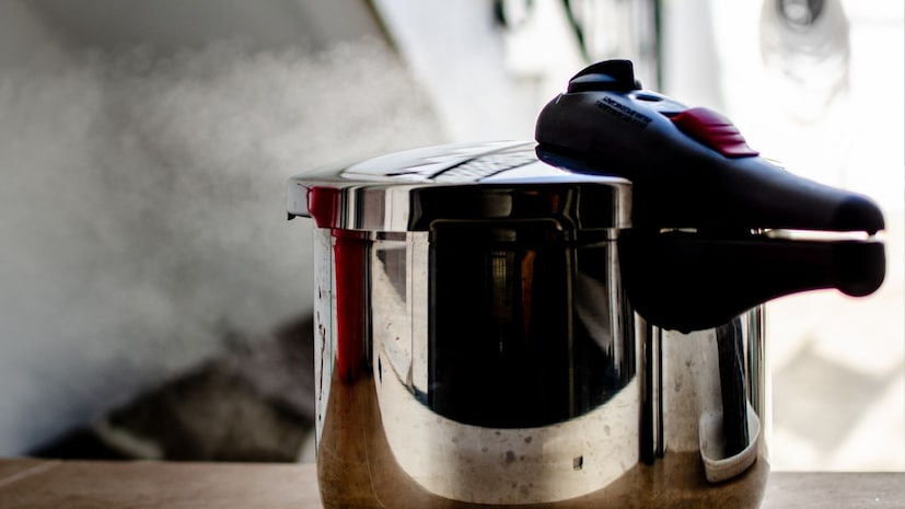 सध्याच्या धावपळीच्या जीवनशैलीत झटपट स्वयंपाक करायचा तर कुकरचा आधार. कुकरमुळे जेवण पटापट होतं. जवळपास सगळ्यात घरात तुम्हाला कुकर पाहायला मिळेल. सामान्यपणे कुकरमध्ये भात शिजवला जातो. याशिवाय डाळ आणि इतर पदार्थही शिजवले जातात. सध्याच्या धावपळीच्या जीवनशैलीत झटपट स्वयंपाक करायचा तर कुकरचा आधार. कुकरमुळे जेवण पटापट होतं. जवळपास सगळ्यात घरात तुम्हाला कुकर पाहायला मिळेल. सामान्यपणे कुकरमध्ये भात शिजवला जातो. याशिवाय डाळ आणि इतर पदार्थही शिजवले जातात.